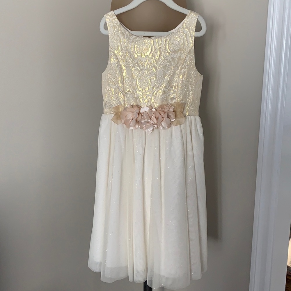 Girl’s Gorgeous Cream & Gold Special Occasion Dress. Sizes 5 & 10.